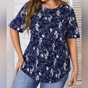 🌸🌷 NWOT 1XL Floral Criss Cross Detail Top